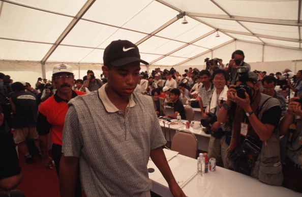 泰格·伍兹在亚洲本田精英赛上意气风发，年轻的脸上写满了对胜利的渴望与自信，仿佛已预见未来无数辉煌。