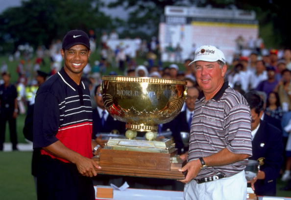 PGA大满贯赛的领奖台上，伍兹高举奖杯，笑容灿烂，脚下是夏威夷波普湾球场的壮丽海景，象征其事业如日中天。