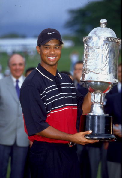 张连伟在比赛中全神贯注地观察球路，坚毅的眼神背后，是一位中国高尔夫拓荒者的执着与梦想。