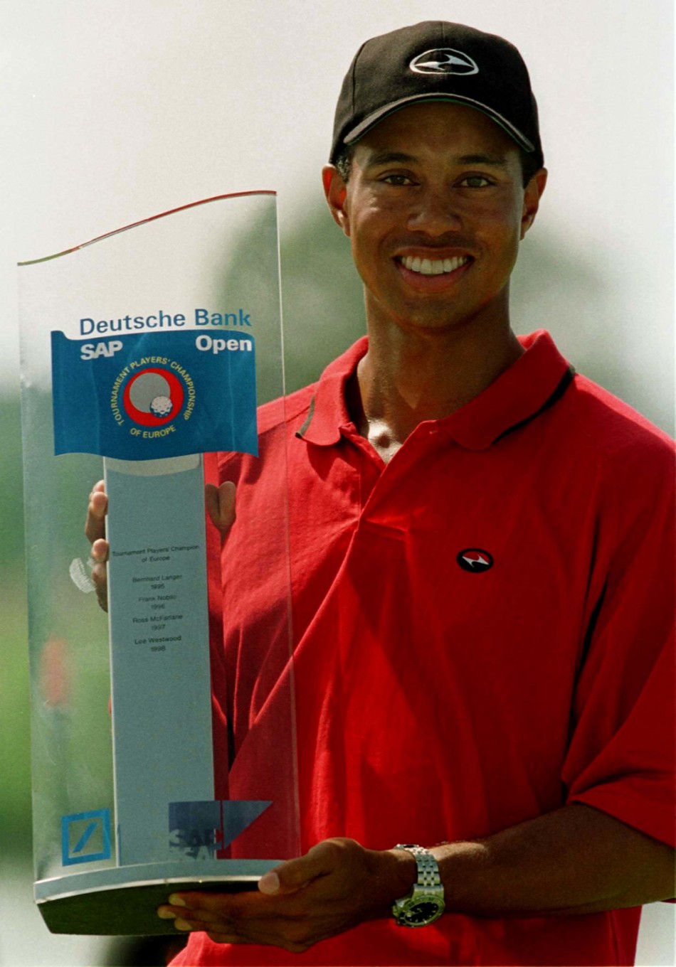 高尔夫世界杯团体赛上，伍兹与队友并肩作战，团队的力量与个人的荣耀在此刻交汇。