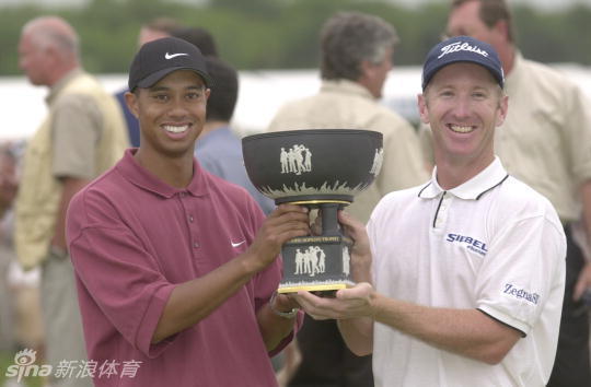 夕阳下的练习场，一位球员孤独而坚定地挥杆，光影拉长了身影，那是无数个为梦想默默付出的日常瞬间。