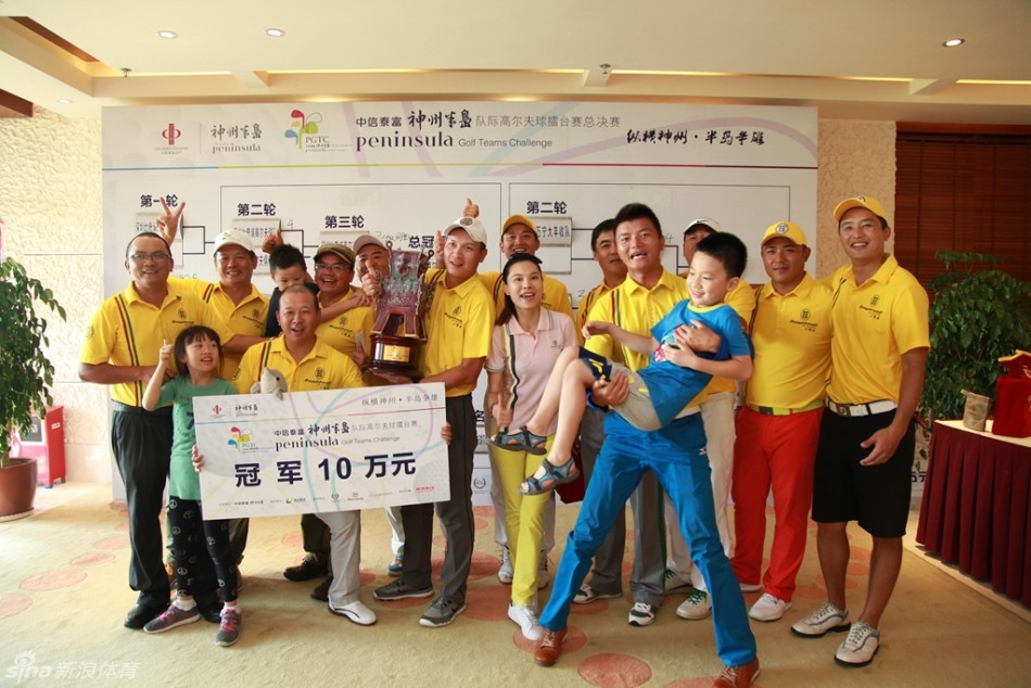 小白球划出优美弧线，飞越湛蓝水障碍，奔向广阔的球道远方