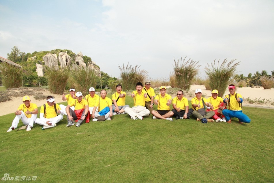 球员凝神闭目，在击球前进行深度的内心预演与专注力凝聚