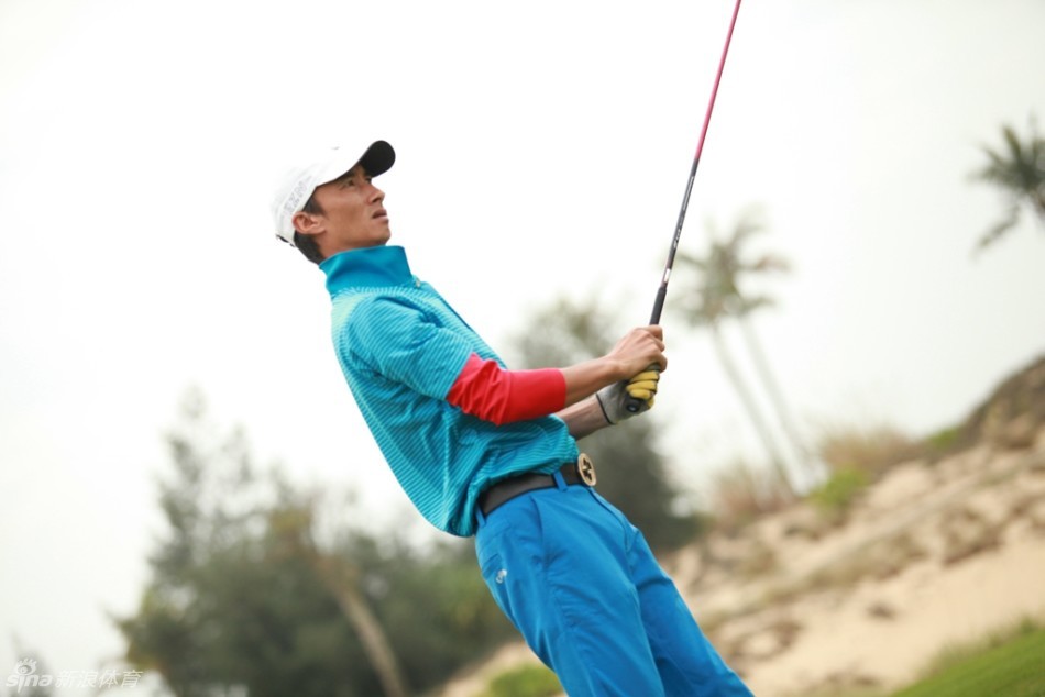 颁奖台上，不同名次的选手手持奖品，共同分享着参与比赛的喜悦与荣光