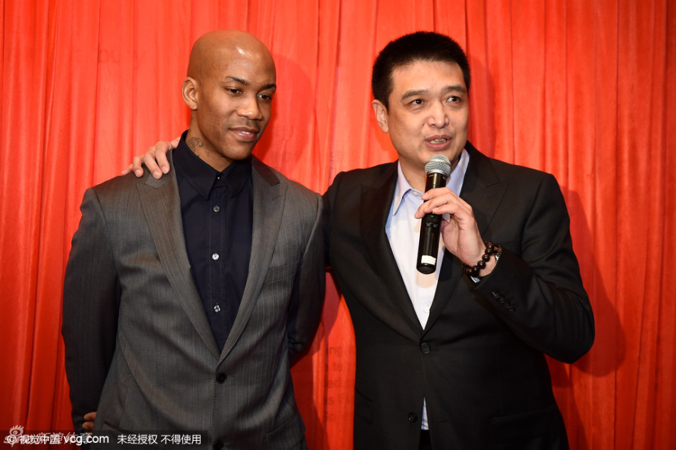 马布里与爱子小斯蒂芬同时出现在镜头前，老马一脸慈爱地看着儿子，而小斯蒂芬正专注地举着手机，想要拍下爸爸这充满荣耀的一刻，父子情深令人动容。