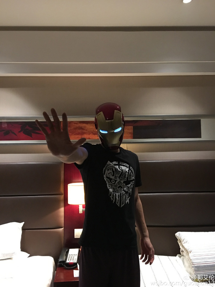 刚从礼盒中取出的钢铁侠头盔静静安放，红金配色在灯光下闪耀着金属光泽，仿佛在等待它的主人归来。