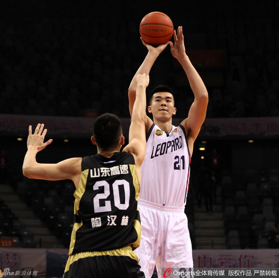 李慕豪高高跃起，双手抓住篮筐完成势大力沉的暴扣，身前的陶汉林虽全力防守但仍慢了一步，篮架在颤抖。