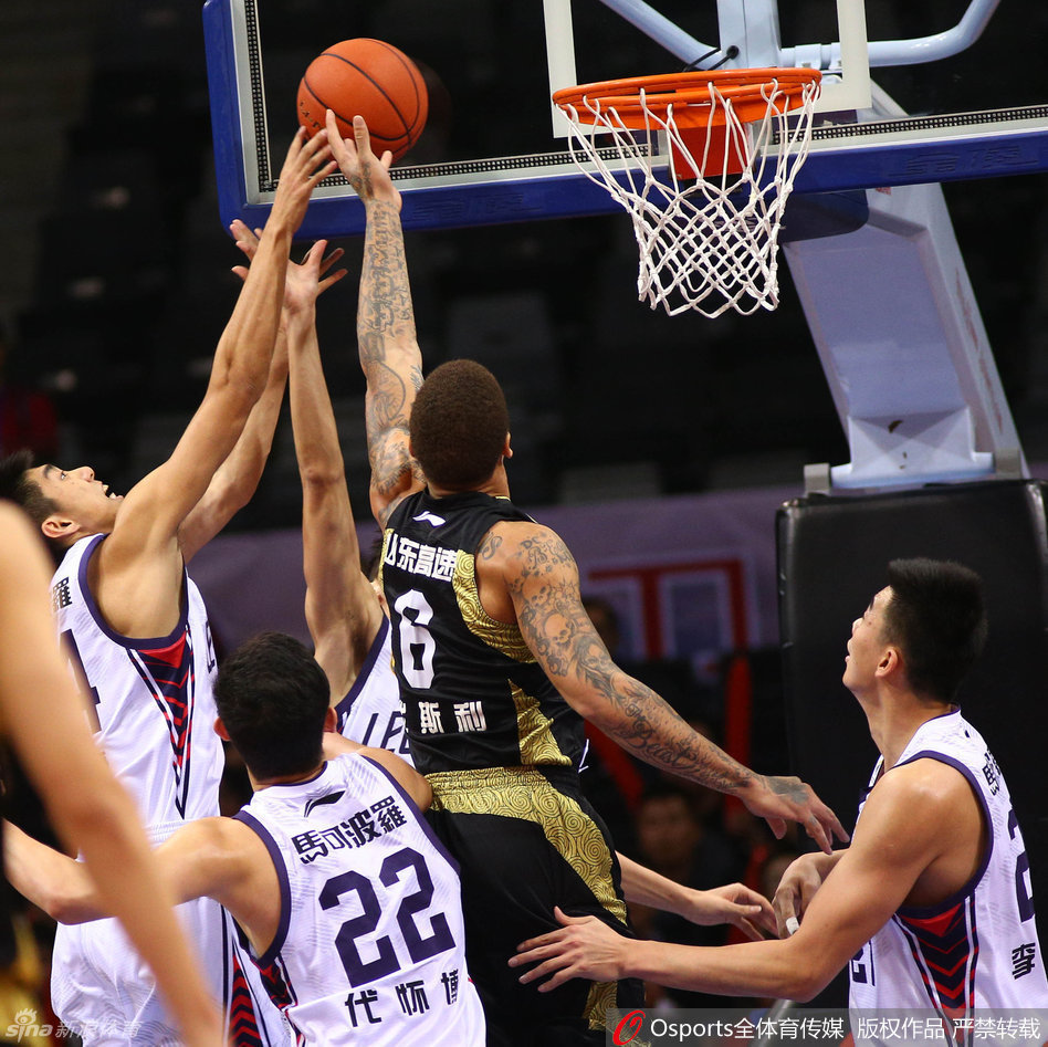 山东队睢冉在包夹中冷静送出妙传，皮球穿越防守人墙飞向内线队友，他的眼神专注而坚定，指挥官气质尽显。