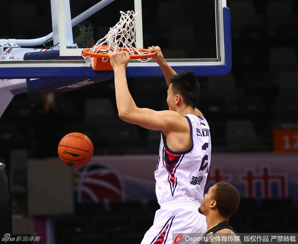 迈克尔·比斯利用标志性的变向运球晃开防守，强硬杀入禁区腾空上篮，身体在空中形成一道完美的弧线。