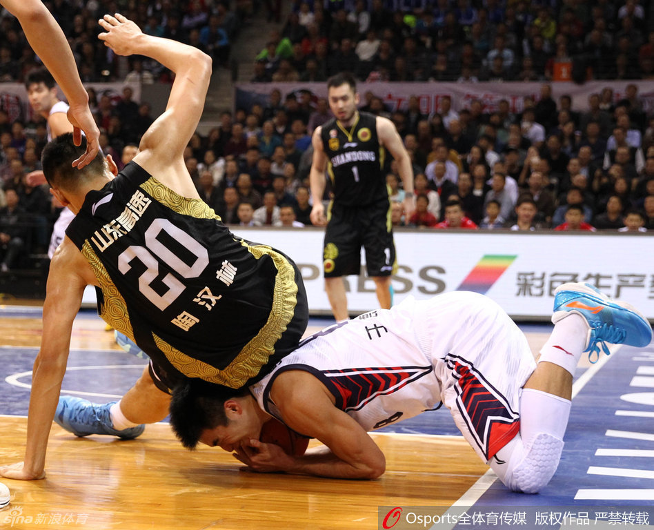 深圳后卫于德豪奋不顾身封堵山东队陶汉林的进攻，脸部遭遇重击瞬间，皮球已被破坏，展现了顽强的防守意志。