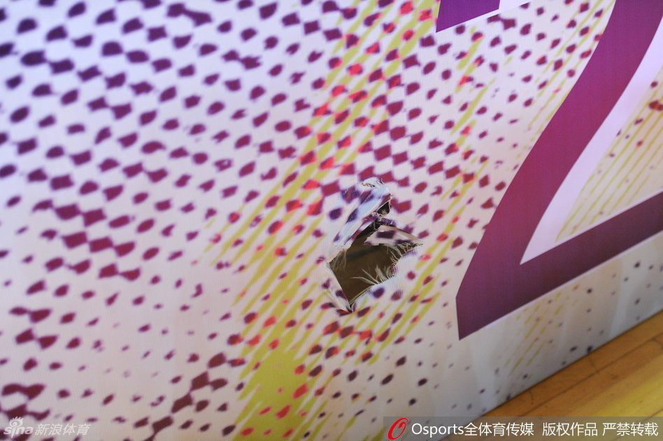 裁判与技术台人员聚在一起商议判罚，双方球员和教练情绪激动地将他们围住，场面一度混乱。