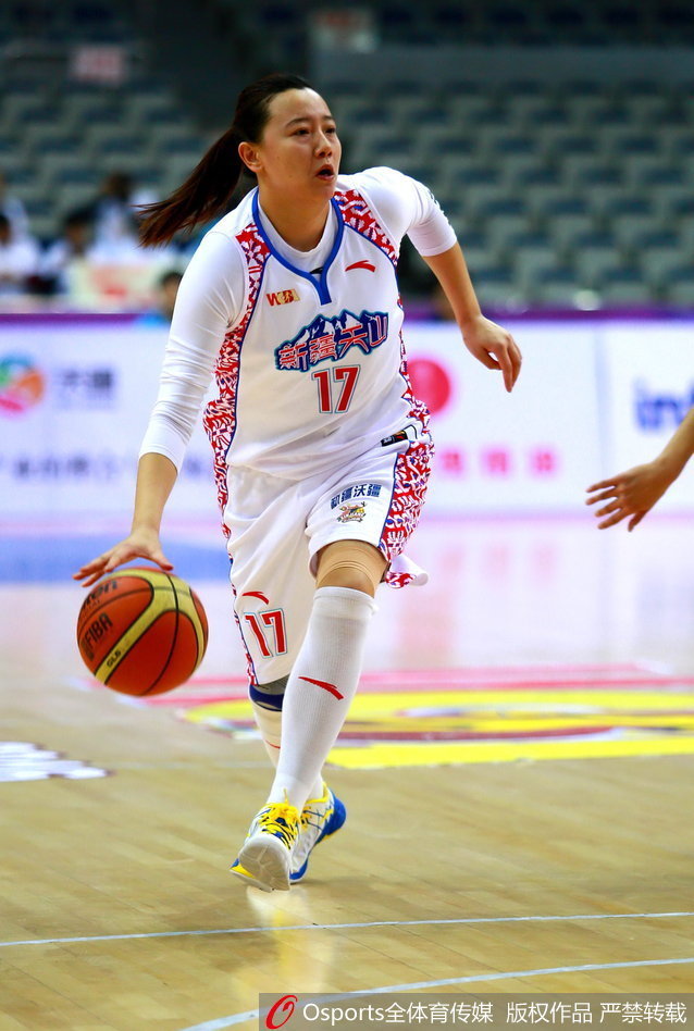 上海队强力外援坎贝奇在广东内线轻松勾手，庞大身躯与柔和手感形成鲜明对比