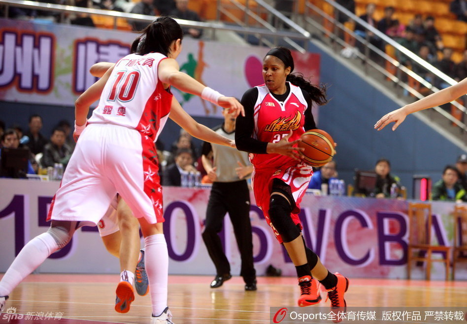 新疆女篮主教练展淑萍在场边大声呼喊指挥，双手做出战术手势，眼神坚毅而专注。