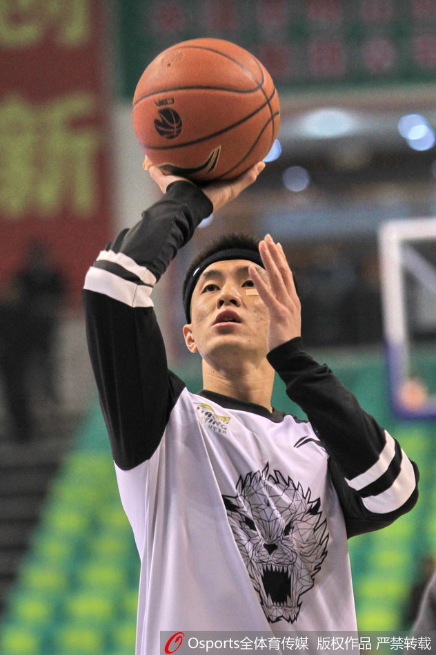 郭艾伦在赛前拉伸筋骨，动作幅度很大，丝毫看不出面部有伤，全情投入到赛前的身体激活中。