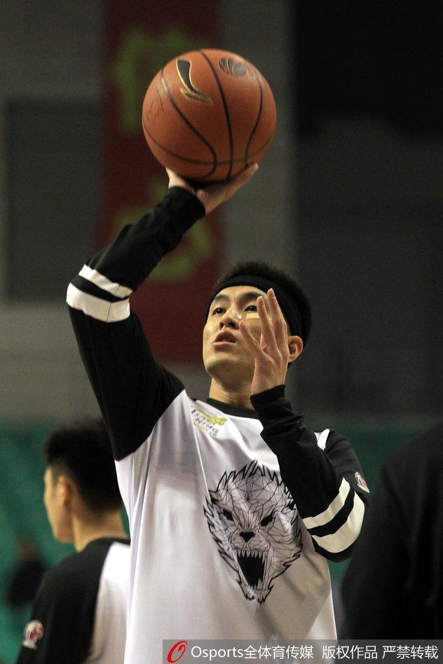 赛前热身即将结束，郭艾伦表情严肃地走向场边，脸上的创可贴诉说着他带伤上阵的顽强故事。