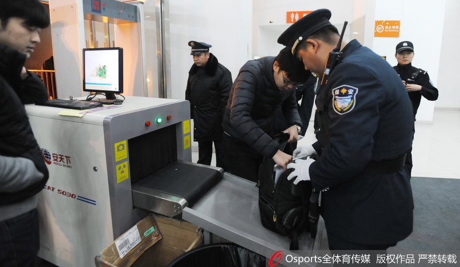 郭艾伦戴着黑色发带，眼部贴着的胶布清晰可见，他咬牙持球突破广厦球员的贴身防线