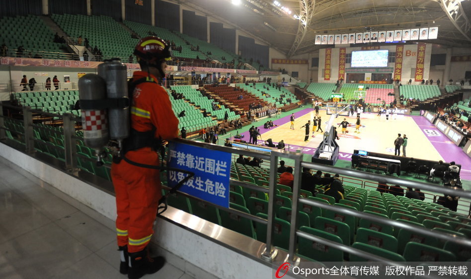 辽宁外援哈德森手感冰凉，在投篮打铁后神情落寞，无奈地摇头叹息