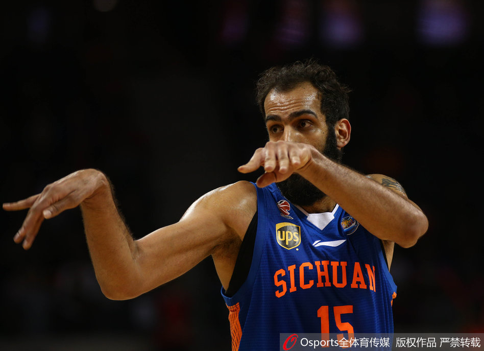 周鹏弯下腰，张开双臂，全神贯注地盯着对手，用他标志性的长臂和灵活的脚步在外线筑起一道防守大闸。