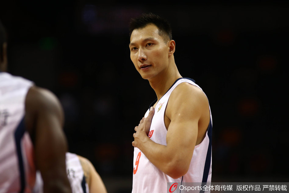 拜纳姆在人群中轻舒猿臂，巧妙地完成一次抢断，随后迅速发动反击，他的眼神灵动，充满了篮球智慧。