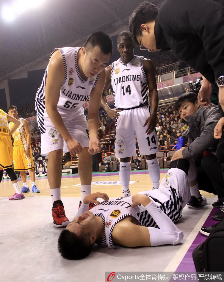 贺天举在一次突破中失去重心摔倒在地，他双手紧紧捂住左膝，面部表情因剧烈的疼痛而扭曲，豆大的汗珠清晰可见。