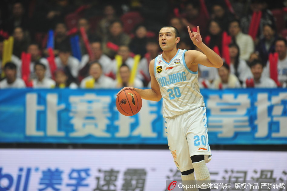 西热力江组织进攻时神情专注，眼神中透出犀利与杀气