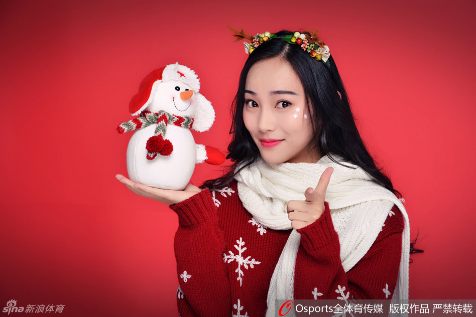 啦啦队女孩眼神深邃迷人，仿佛能勾走魂魄，对着镜头展露的酥甜笑容，如同冬日里的暖阳，让人心醉。