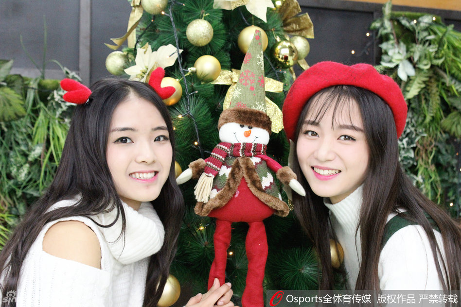 这礼物送给你，女孩双手递出系着蝴蝶结的礼品盒，眼神真诚而明亮，仿佛在圣诞夜给最亲密的朋友准备惊喜。