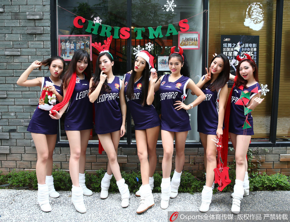 队员们身着节日氛围浓厚的靓丽队服，在镜头前开心合影，脸上洋溢着比圣诞糖果还要甜美的笑容，展现出姐妹淘之间亲密无间的深厚情谊。