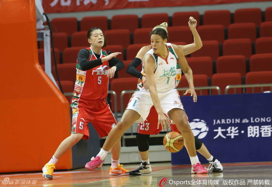 圣诞主题的球衣和发带在灯光下格外醒目，坎贝奇面对两人包夹毫无惧色，利用身体优势在篮下争夺有利位置，准备完成一次势大力沉的强力上篮。