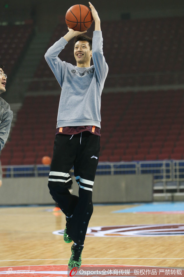 赵岩昊在三分线外张手命中，皮球在空中划出一道完美的弧线，这是他每日数百次投篮练习的肌肉记忆。