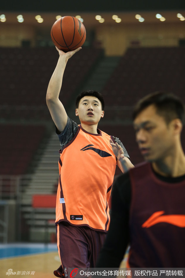 林志杰在进行赛前拉伸，眼神中透出猎食者般的专注与犀利，即便只是训练，他的杀气也毫不掩饰。