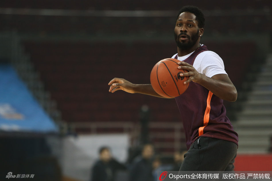 帕戈在训练中目光如炬，每一个动作都充满了爆炸力，仿佛一头即将出闸的猛兽。