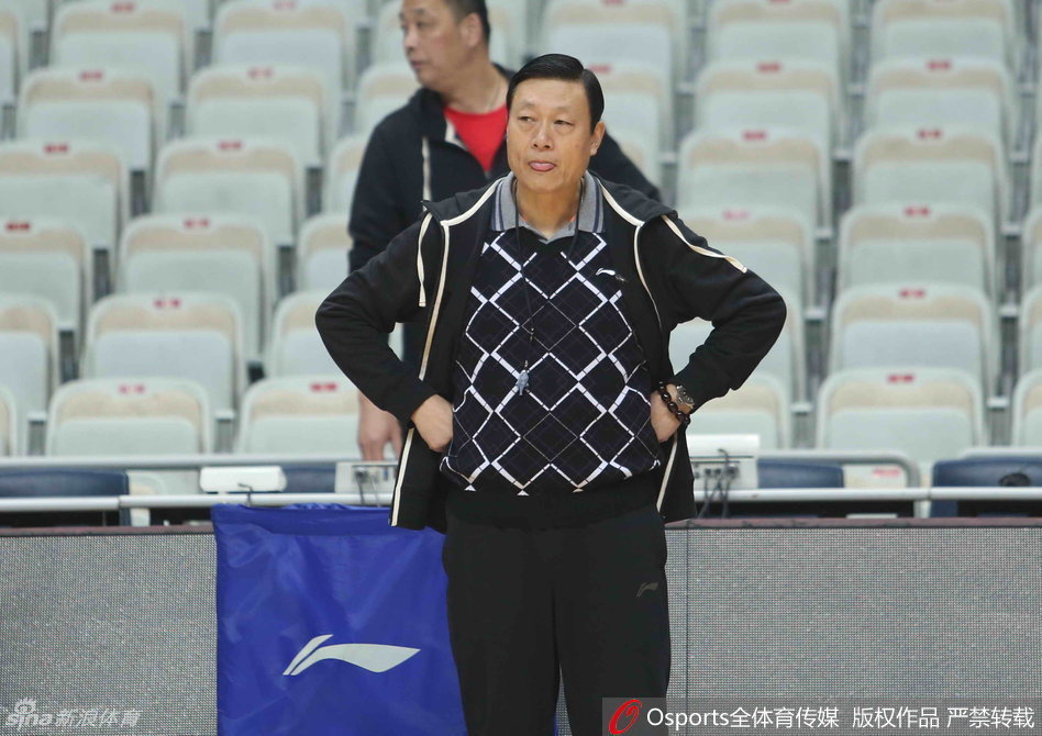场边的李秋平目光如炬，神情严肃地观察着场上的一举一动，手中的战术笔仿佛是他的指挥棒，正在无声地调度着这支豪华之师的攻防节奏。