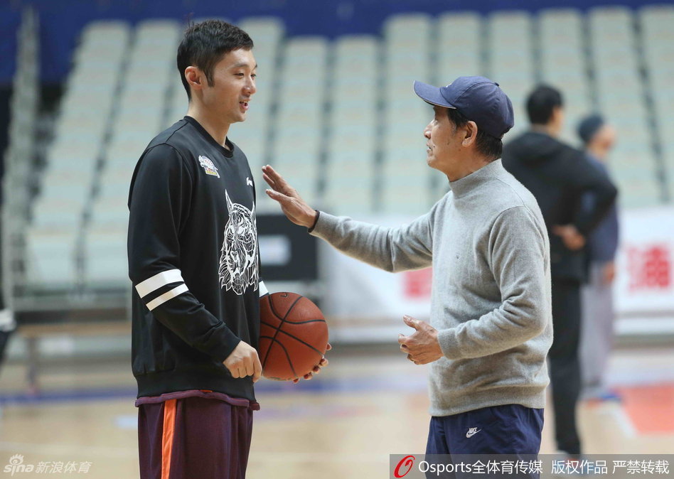 源深体育馆内气氛热烈，看台上提前入场的球迷们发出的欢呼声与球员们的呐喊此起彼伏，整个场馆洋溢着大战前特有的激情与欢乐。