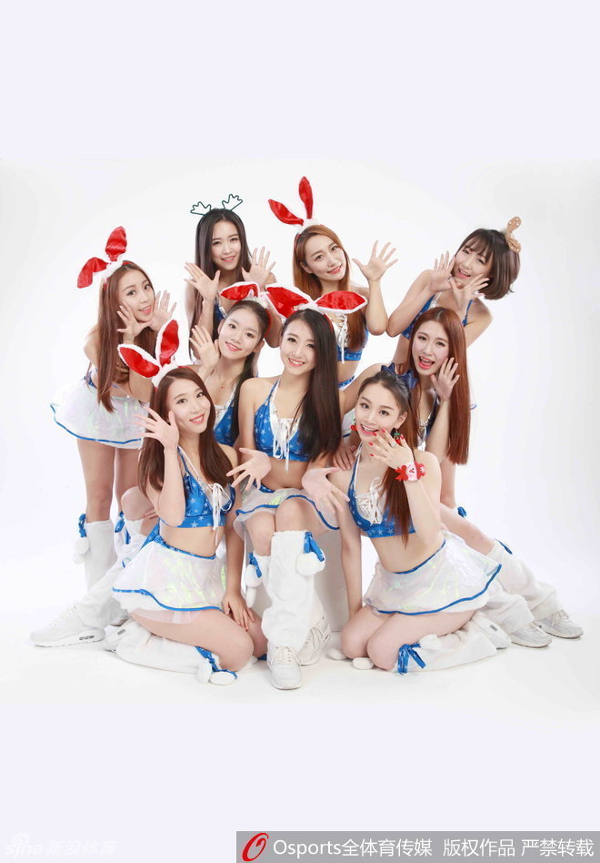 上海大鲨鱼啦啦队围成圆圈，手捧红绿相间的道具气球，像一群降临人间的圣诞精灵