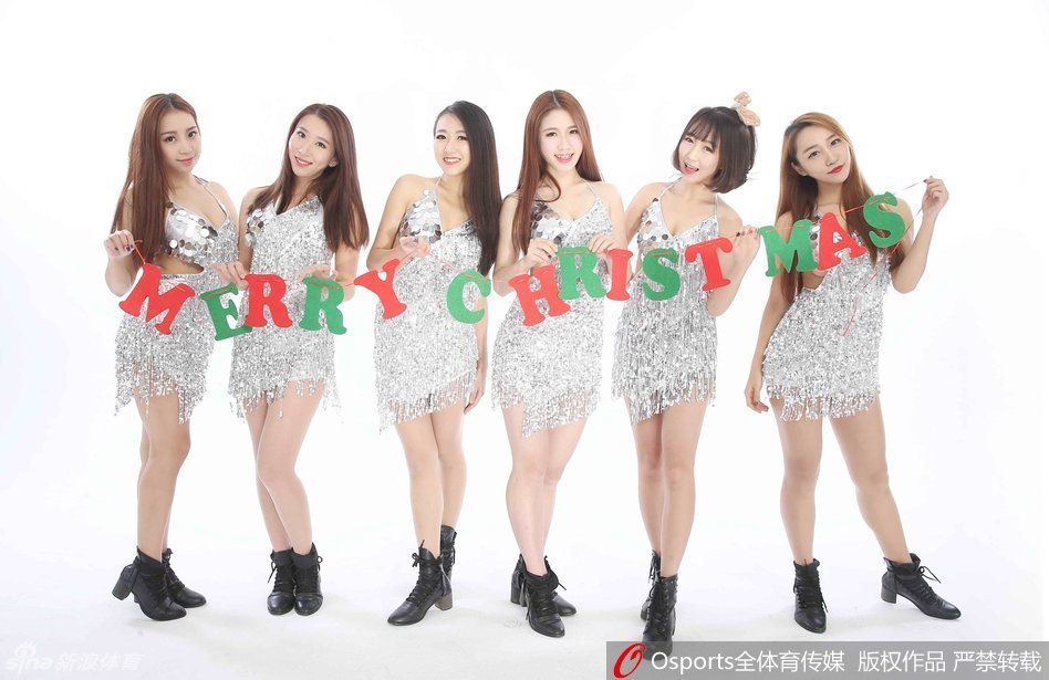 一位啦啦队员专注地抛起气球，专注的神情里藏着少女般的俏皮和期待