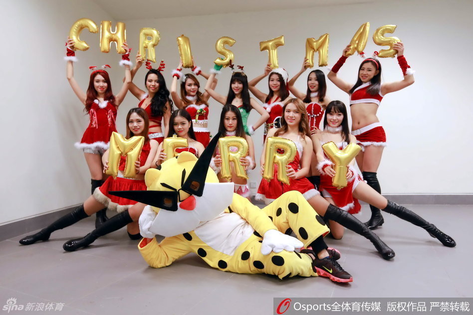 镜头聚焦于一位正在热舞的深圳篮球宝贝，她眼神明亮自信，动作利落洒脱，马尾辫随着音乐节奏有力甩动，完美诠释了力量与美的结合。