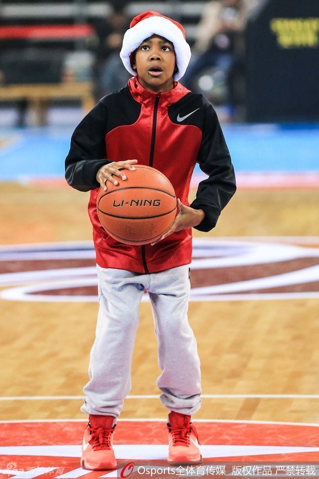 马布里在比赛中准备完成一次单手抛投，他腾空而起，手臂舒展，篮球即将离开指尖，身前的防守球员望尘莫及，动作定格如雕塑。