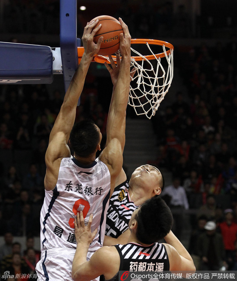 周鹏跃起打板，在辽宁队员的防守下依然柔和出手，展现了国家队队长的风采。