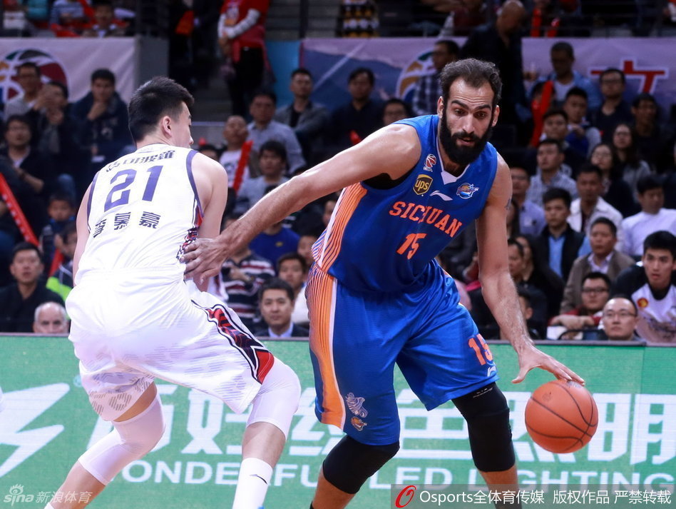 浙江队外援海尔斯如同灵猫一般穿梭于八一防线，在许钟豪封盖之前指尖轻轻挑篮，篮球擦板入筐动作一气呵成
