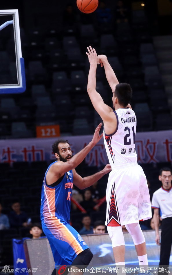 许钟豪在三人包夹的人缝中奋力将球高高举起，眼神越过防守者寻找跑出空位的射手，军旅球员的铁血与无私在这一刻凝固