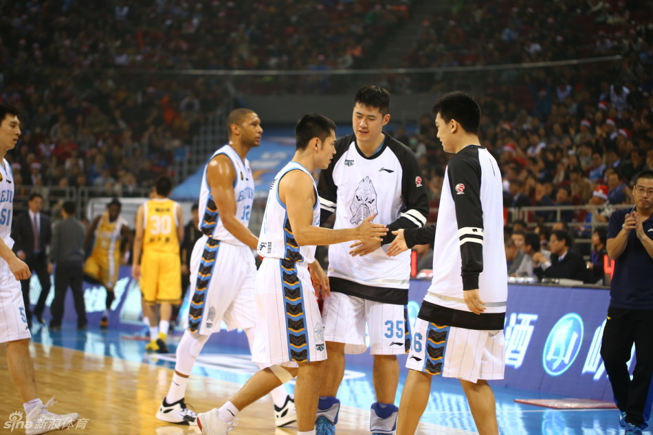 马布里奋力回追失控的皮球，眼神坚毅，身披战袍的他为了球权不惜一切代价。