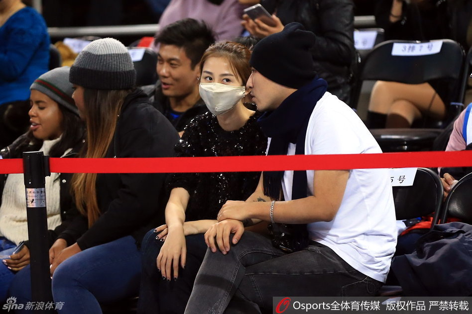 陈露现身看台，黑色口罩遮不住眉眼间的温柔笑意，简约穿搭尽显星味。