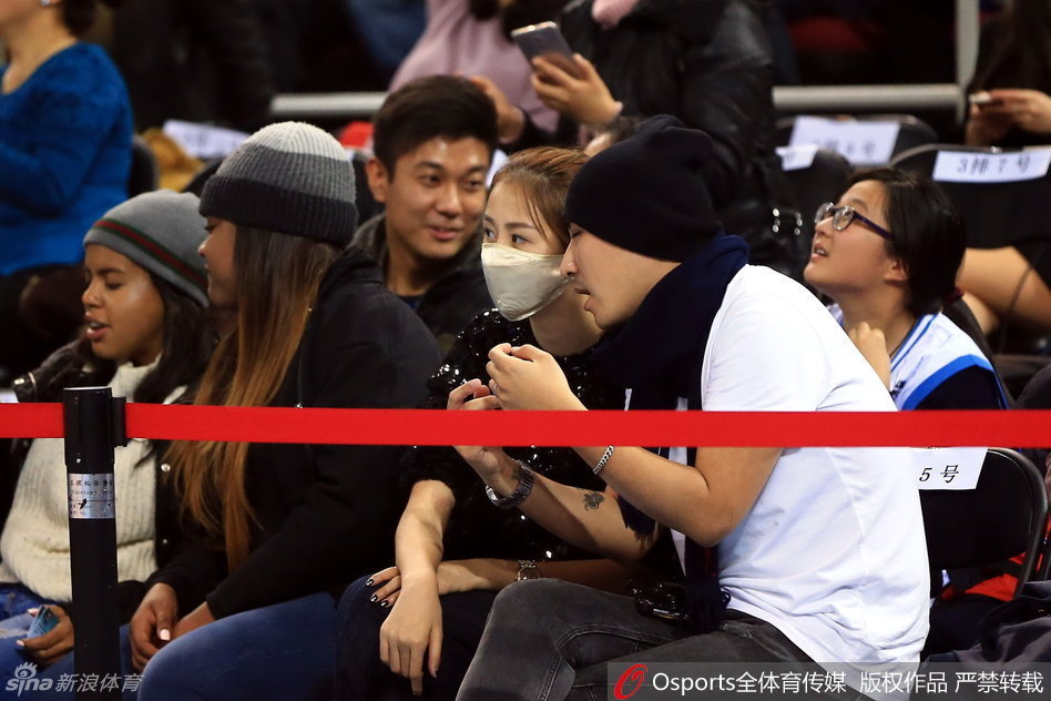 陈露专注凝视赛场，修身的装扮勾勒出模特出身的优越身形，口罩之上双眸如水。