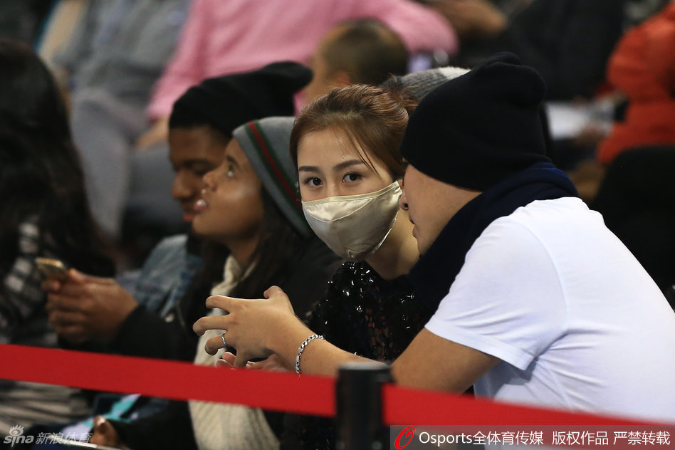 陈露在看台上接听手机，手指纤长，侧脸轮廓在球场灯光下显得格外立体精致。