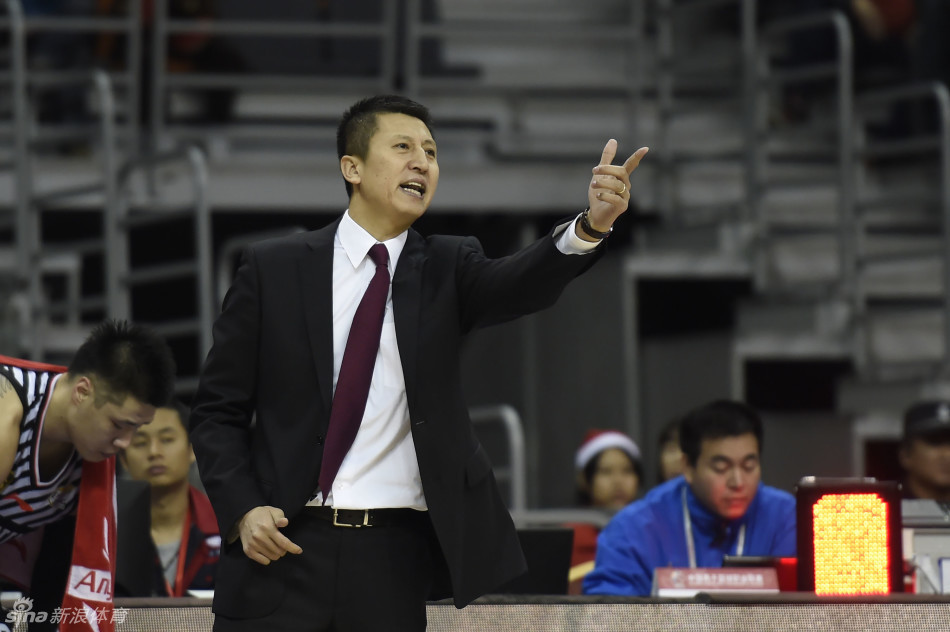 杨鸣与贺天举在场边兴奋击掌，庆祝球队打出了精彩的团队配合，辽宁替补席一片欢腾。