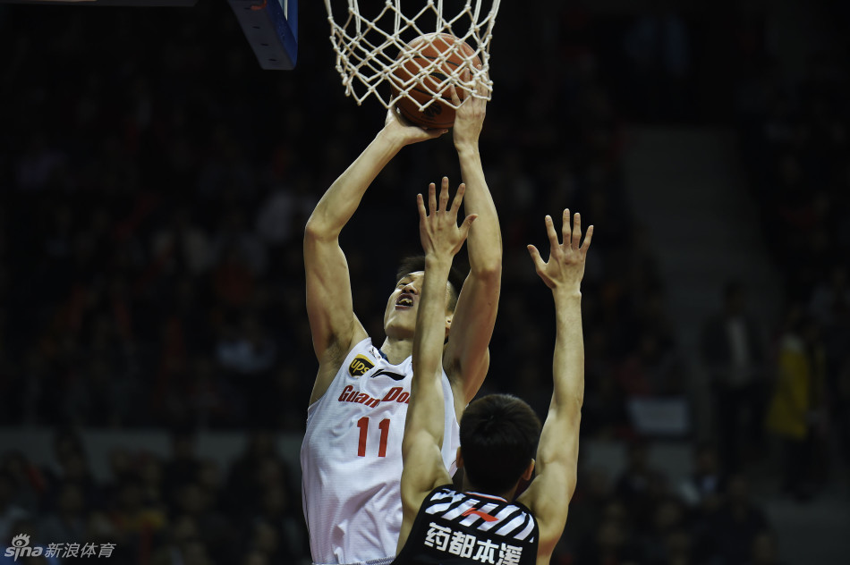 广东核心易建联遭韩德君迎面封盖，两人内线激烈对抗，展现了顶级中锋的对决。