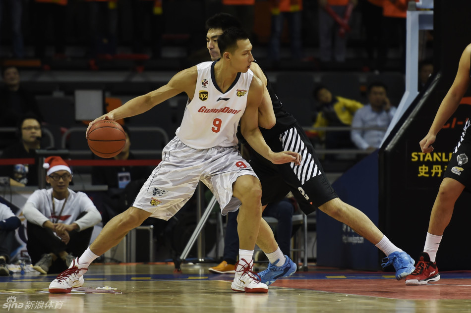 辽宁外援哈德森面对广东防线直突内线，他如尖刀般撕开防守，展现全能身手。