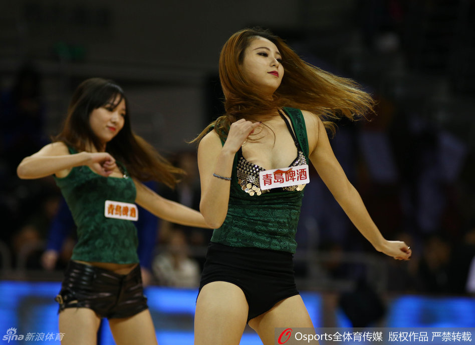 在劲爆的音乐中，宝贝们完成了一个精彩的集体托举动作，被抛向空中的队员身姿舒展，瞬间成为全场瞩目的焦点。