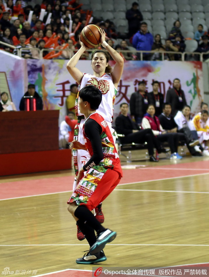 李珊珊高速行进中单手上篮，皮球在指尖旋转划出优美弧线直奔篮筐